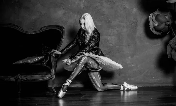 Ballerina Mädchen Schwarzen Strumpfhosen Weißem Tutu Und Lederjacke Konzept Von — Stockfoto