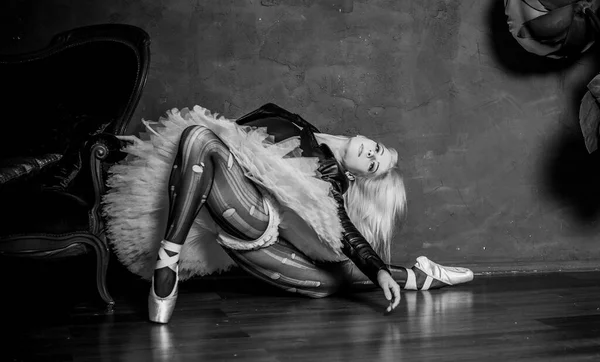 Ballerine Fille Collants Noirs Tutu Blanc Veste Cuir Concept Danse — Photo