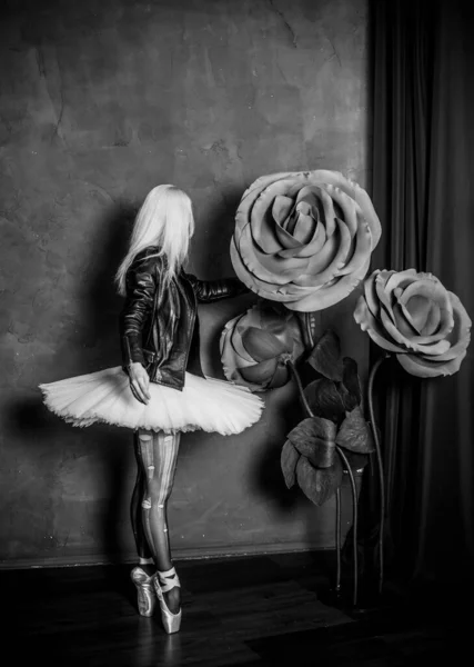 Дівчина Балерини Чорній Товстій Білій Туту Шкіряній Куртці Концепція Танцю — стокове фото