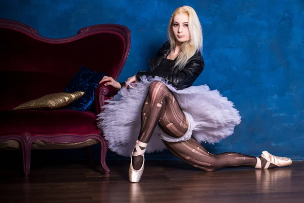 Menina Bailarina Meias Pretas Tutu Branco Jaqueta Couro Conceito Dança — Fotografia de Stock