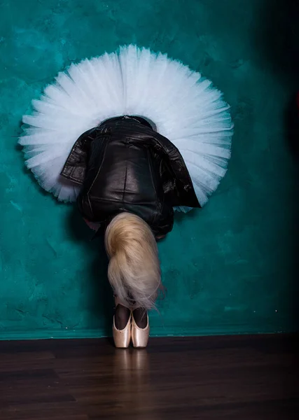 Ballerina Meisje Zwarte Panty Witte Tutu Lederen Jas Concept Van — Stockfoto