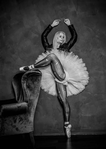 穿着黑色紧身衣 白色燕尾服和皮夹克的芭蕾舞女 舞蹈与身体的概念 芭蕾舞演员 — 图库照片