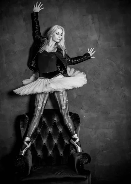 Ballerina Dívka Černých Punčocháčích Bílé Sukně Kožené Bundy Koncept Tance — Stock fotografie
