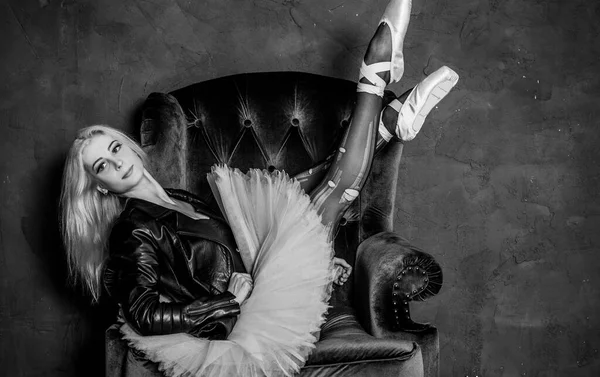 Ballerina Mädchen Schwarzen Strumpfhosen Weißem Tutu Und Lederjacke Konzept Von — Stockfoto