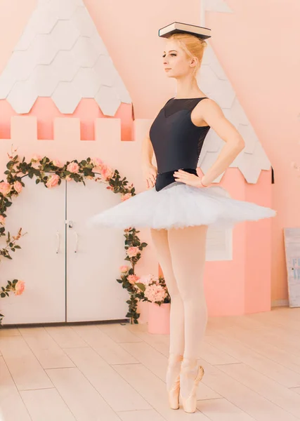 バレエ衣装の若いバレリーナは 人生と自由の息を感じて踊る — ストック写真