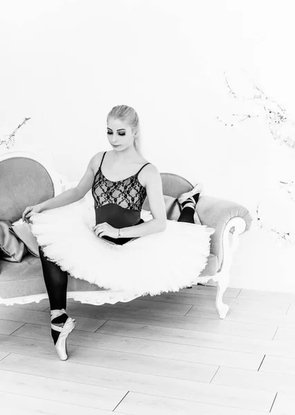 Jovem Bailarina Traje Balé Dançando Sentindo Sopro Vida Liberdade — Fotografia de Stock