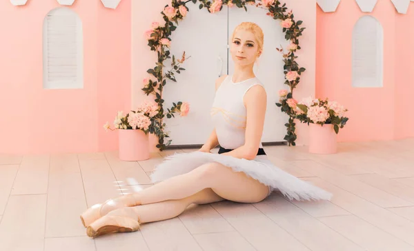 Jovem Bailarina Traje Balé Dançando Sentindo Sopro Vida Liberdade — Fotografia de Stock