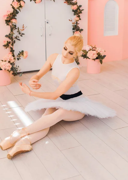 Bailarina Joven Traje Ballet Bailando Sintiendo Aliento Vida Libertad — Foto de Stock