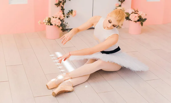 Jovem Bailarina Traje Balé Dançando Sentindo Sopro Vida Liberdade — Fotografia de Stock