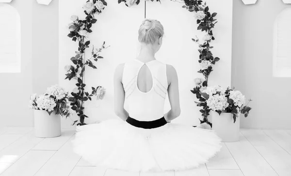 Jovem Bailarina Traje Balé Dançando Sentindo Sopro Vida Liberdade — Fotografia de Stock