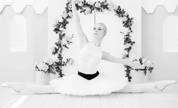 Bailarina Joven Traje Ballet Bailando Sintiendo Aliento Vida Libertad —  Fotos de Stock