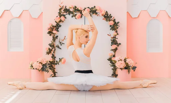 Bailarina Joven Traje Ballet Bailando Sintiendo Aliento Vida Libertad —  Fotos de Stock