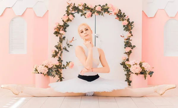 Jovem Bailarina Traje Balé Dançando Sentindo Sopro Vida Liberdade — Fotografia de Stock