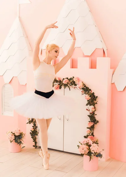 Bailarina Joven Traje Ballet Bailando Sintiendo Aliento Vida Libertad —  Fotos de Stock