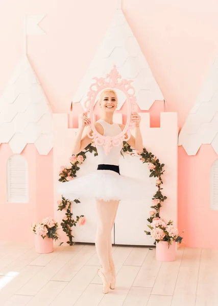 Jovem Bailarina Traje Balé Dançando Sentindo Sopro Vida Liberdade — Fotografia de Stock