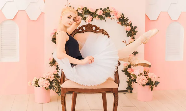 Jovem Bailarina Traje Balé Dançando Sentindo Sopro Vida Liberdade — Fotografia de Stock