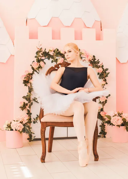 Jovem Bailarina Traje Balé Dançando Sentindo Sopro Vida Liberdade — Fotografia de Stock