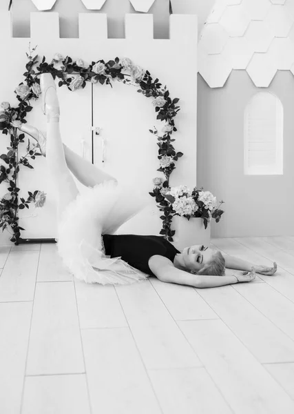 Nuori Ballerina Balettiasussa Tanssi Elämän Vapauden Tunne — kuvapankkivalokuva