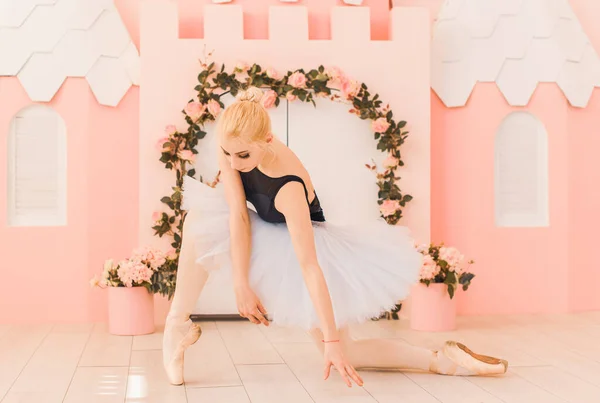 Молодая Балерина Балетном Костюме Танцует Чувствует Дыхание Жизни Свободы — стоковое фото