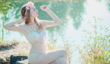 Boho tarzında oldukça romantik bir kadın. Moda eğilimleri, kadın güzelliği kavramı