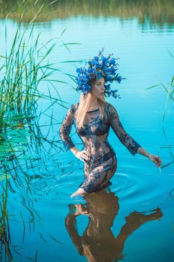 Boho tarzında oldukça romantik bir kadın. Moda eğilimleri, kadın güzelliği kavramı