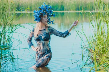 Boho tarzında oldukça romantik bir kadın. Moda eğilimleri, kadın güzelliği kavramı