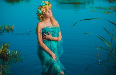 Boho tarzında oldukça romantik bir kadın. Moda eğilimleri, kadın güzelliği kavramı