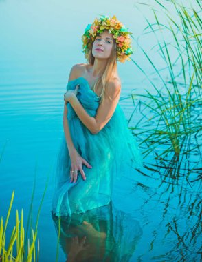 Boho tarzında oldukça romantik bir kadın. Moda eğilimleri, kadın güzelliği kavramı