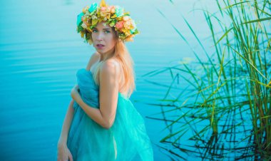 Boho tarzında oldukça romantik bir kadın. Moda eğilimleri, kadın güzelliği kavramı