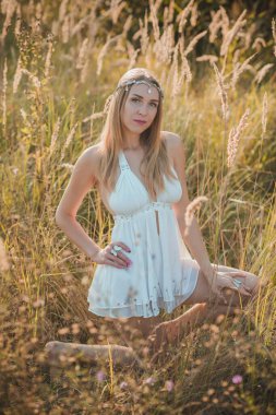 Boho tarzında oldukça romantik bir kadın. Moda eğilimleri, kadın güzelliği kavramı