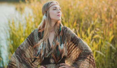 Boho tarzında oldukça romantik bir kadın. Moda eğilimleri, kadın güzelliği kavramı