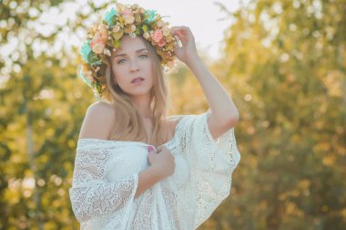 Boho tarzında oldukça romantik bir kadın. Moda eğilimleri, kadın güzelliği kavramı