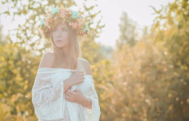 Boho tarzında oldukça romantik bir kadın. Moda eğilimleri, kadın güzelliği kavramı