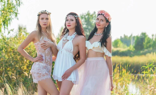 Retrato Tres Sexy Mujer Europea Vestido Elegante Accesorios Naturaleza Ropa — Foto de Stock