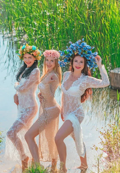 Retrato Três Mulher Europeia Sexy Vestido Elegante Acessórios Natureza Roupa — Fotografia de Stock