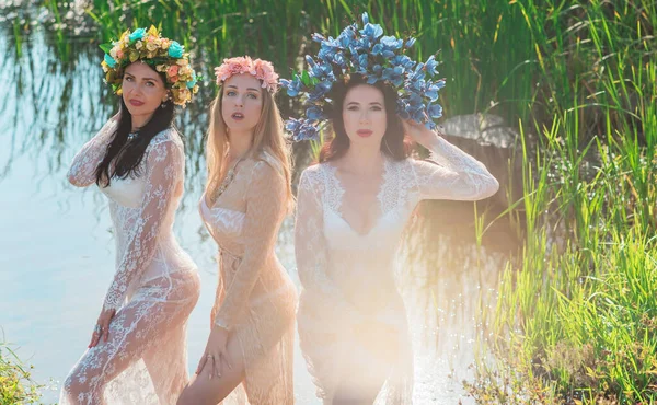 Retrato Tres Sexy Mujer Europea Vestido Elegante Accesorios Naturaleza Ropa —  Fotos de Stock