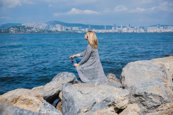 Seyahat konsepti. Princes Adaları 'ndaki modern güzel kadın, İstanbul' da tatil. 