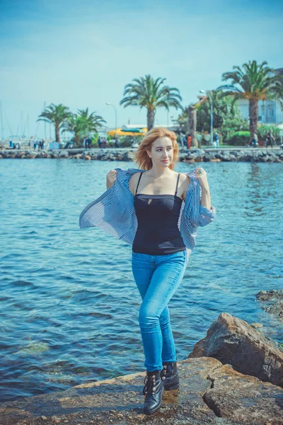 Seyahat konsepti. Princes Adaları 'ndaki modern güzel kadın, İstanbul' da tatil. 