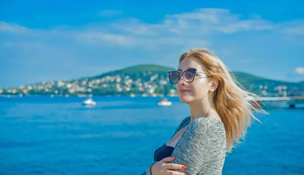 旅のコンセプト プリンスアイランドの近代的な美しい女性 イスタンブールの休暇 — ストック写真