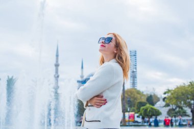 Seyahat konsepti. İstanbul 'da modern güzel kadın, Türkiye' de tatil.