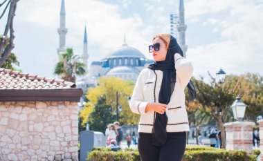 Seyahat konsepti. İstanbul 'da modern güzel kadın, Türkiye' de tatil.