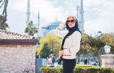 Seyahat konsepti. İstanbul 'da modern güzel kadın, Türkiye' de tatil.