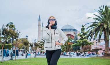 Seyahat konsepti. İstanbul 'da modern güzel kadın, Türkiye' de tatil.