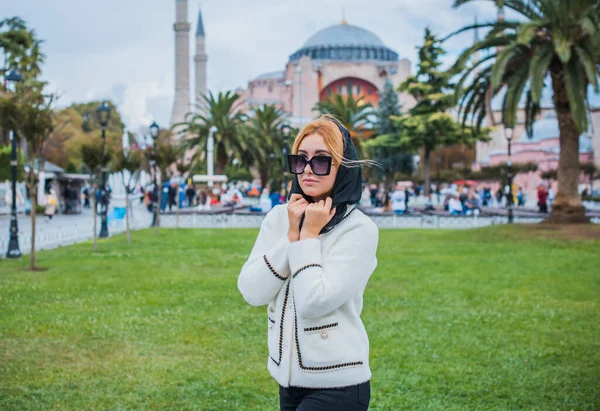 Concetto Viaggio Moderna Bella Donna Città Istanbul Vacanza Turchia — Foto Stock