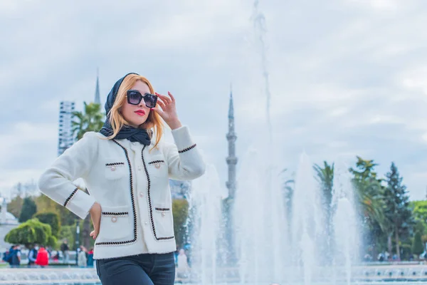 Conceito Viagem Mulher Bonita Moderna Cidade Istambul Férias Turquia — Fotografia de Stock