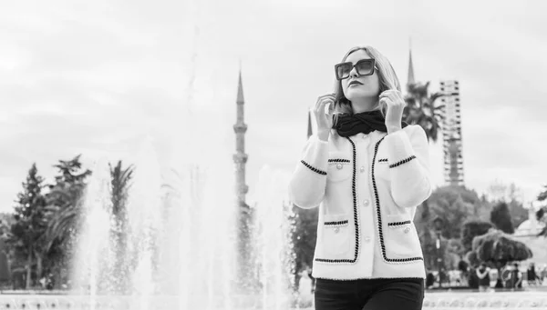 Concetto Viaggio Moderna Bella Donna Città Istanbul Vacanza Turchia — Foto Stock