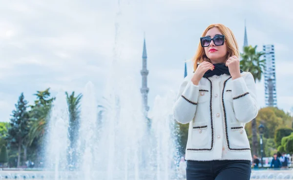 Resekoncept Modern Vacker Kvinna Staden Istanbul Semester Turkiet — Stockfoto