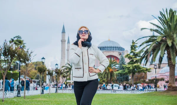 Concetto Viaggio Moderna Bella Donna Città Istanbul Vacanza Turchia — Foto Stock