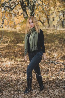 Modaya uygun detaylar, kadın kıyafetleri. Yeşil fularlı siyahlı kadın. 