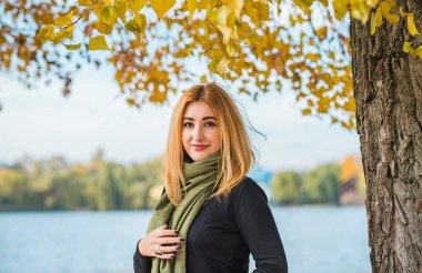 Modaya uygun detaylar, kadın kıyafetleri. Yeşil fularlı siyahlı kadın. 